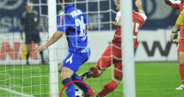 Video: Pha bỏ lỡ cơ hội kinh điển nhất lịch sử bóng đá